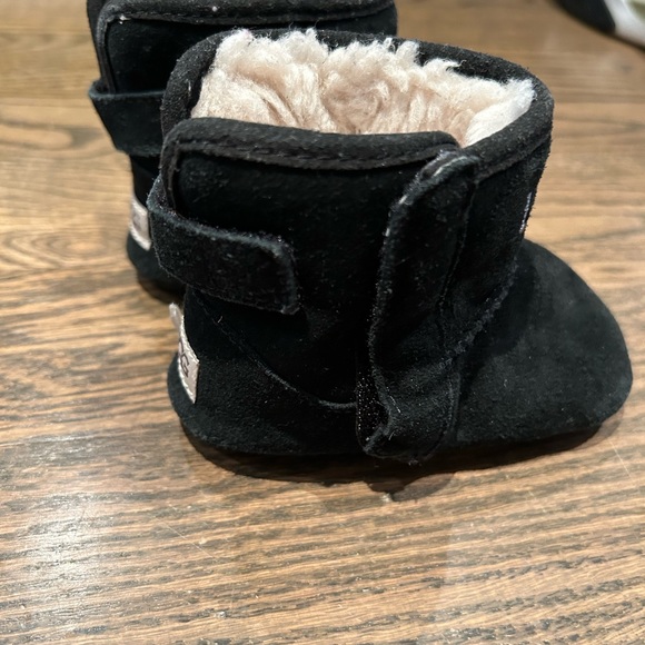 Baby UGG black suede boot size 4/5 - Picture 2 of 4